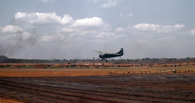 4 Xuan Loc - airplane landing (640x340)