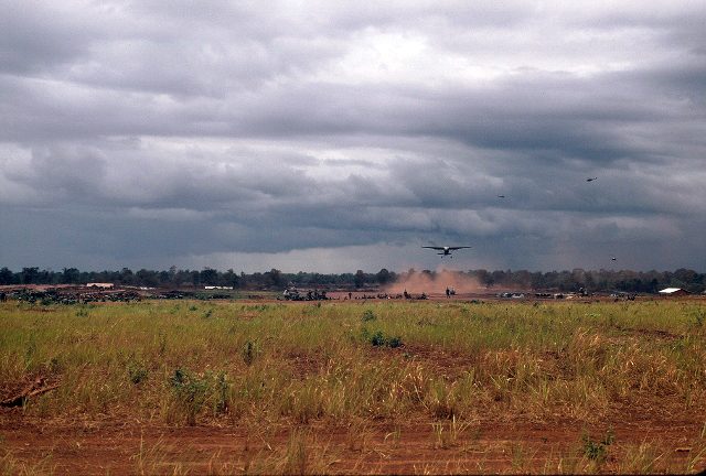 5 Xuan Loc - airplane takeoff (640x432)