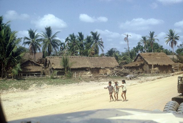 On the road to Tay Ninh - 1967 (640x432)