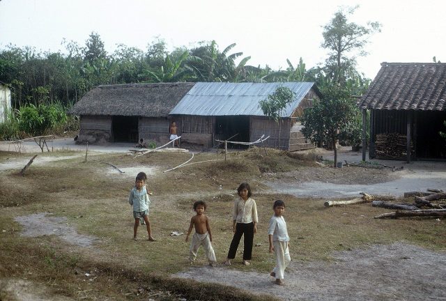 Road to Tay Ninh - children by road - 1967 (640x432)