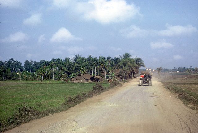 Road to Tay Ninh thru the Iron Triangle - 1967 (640x432)