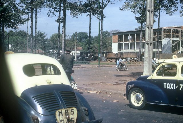 Saigon - Renault taxi cabs (640x432)