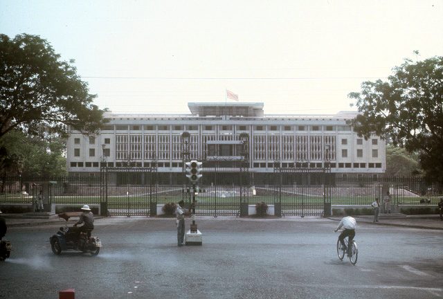 Saigon - South Vietnam capitol building - 1967 (640x432)