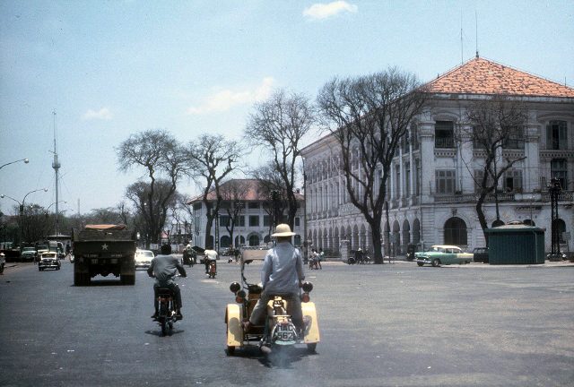 Saigon - street intersection - 1967 (640x432)