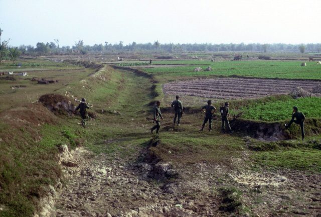 Tay Ninh - ARVN on patrol - 1967 (640x432)